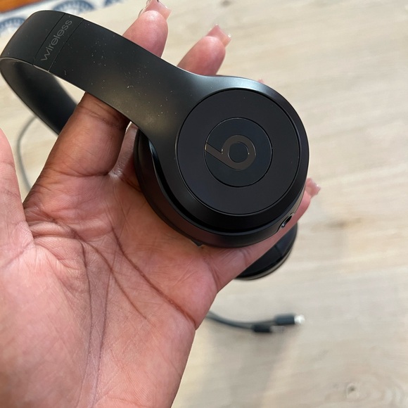 ‼️$65 SALE 🔥 BEATS Wireless Headphones + charging cord - Picture 3 of 7